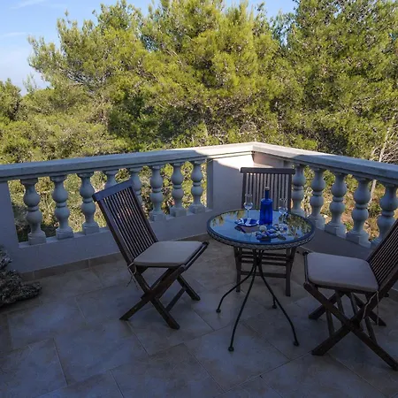 By The Sea - 8468 * 乌格连